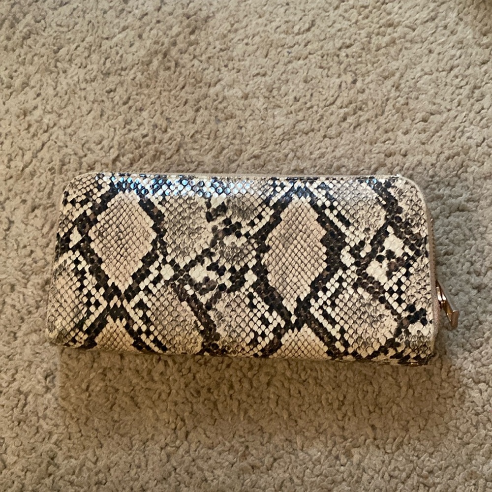 This is a cute snake skin wallet. Super cute and great for anything!!